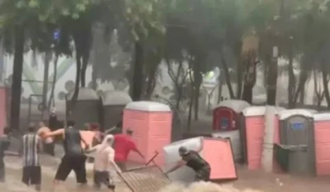 VÍDEOS: foliões e banheiros químicos são levados por enxurrada durante Carnaval