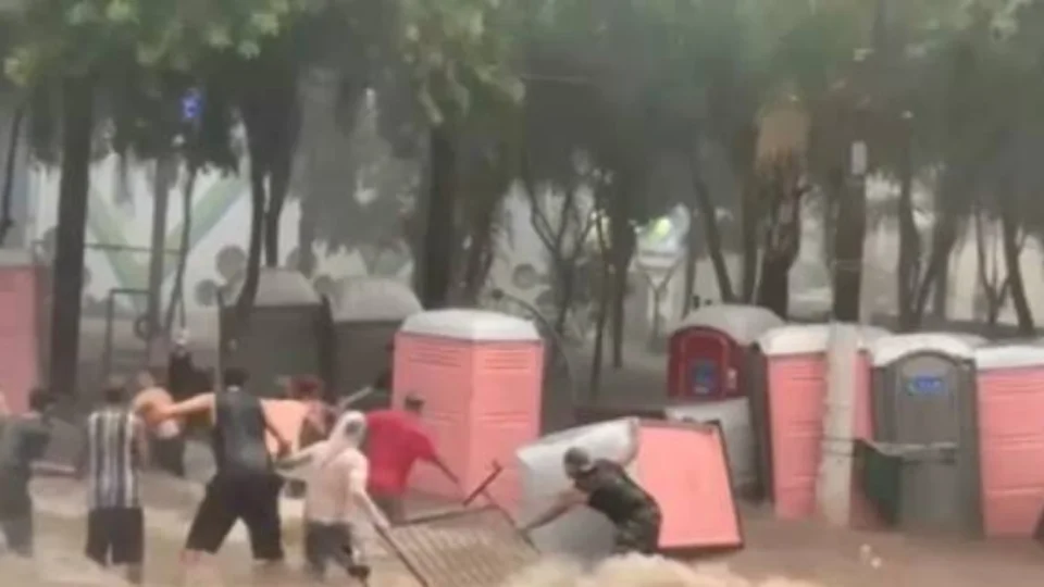 VÍDEOS: foliões e banheiros químicos são levados por enxurrada durante Carnaval