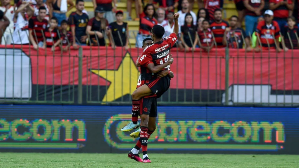 Jovens da base decidem e Flamengo dispara na liderança do Carioca