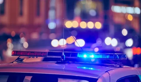 Mulher morre em carro da polícia