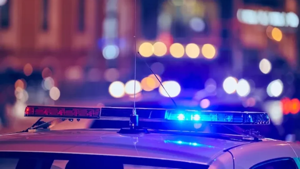 Mulher morre em carro da polícia