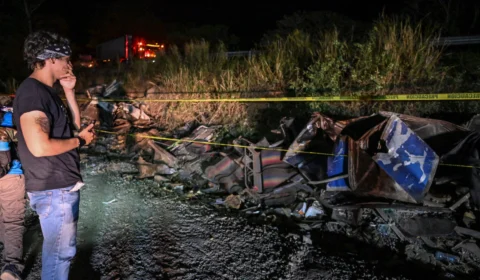 Ônibus cai em penhasco e mata mais de 40 pessoas