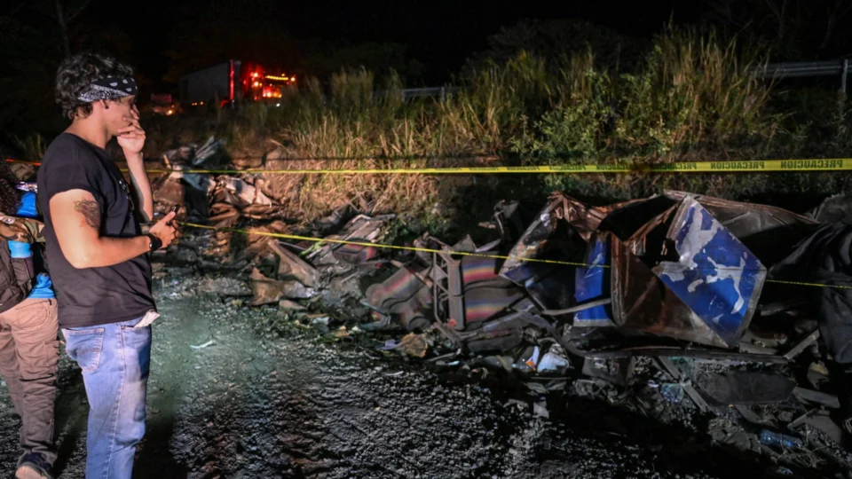 Ônibus cai em penhasco e mata mais de 40 pessoas