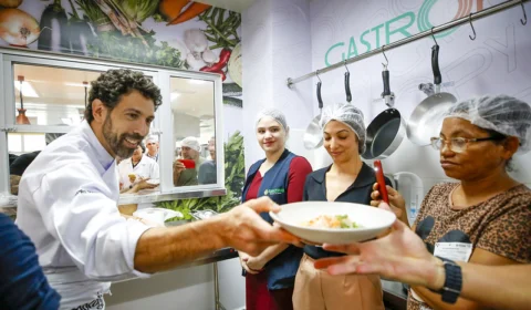 Hospital de Manaus recebe chefe de cozinha para treinamento alimentar