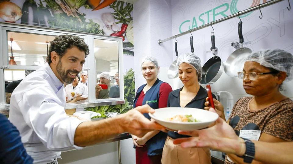 Hospital de Manaus recebe chefe de cozinha para treinamento alimentar
