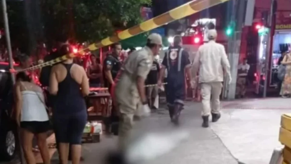 Homem esfaqueia pais, incendeia apartamento e se joga de prédio