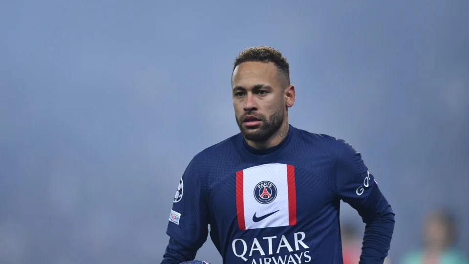 Cirurgia no tornozelo direito de Neymar ‘correu muito bem’, afirma PSG