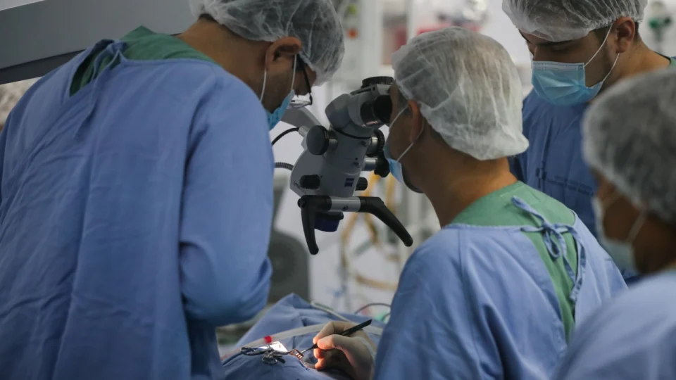 <em>Hospital Delphina Aziz realiza implante coclear inédito pela rede pública de saúde do Amazonas</em>