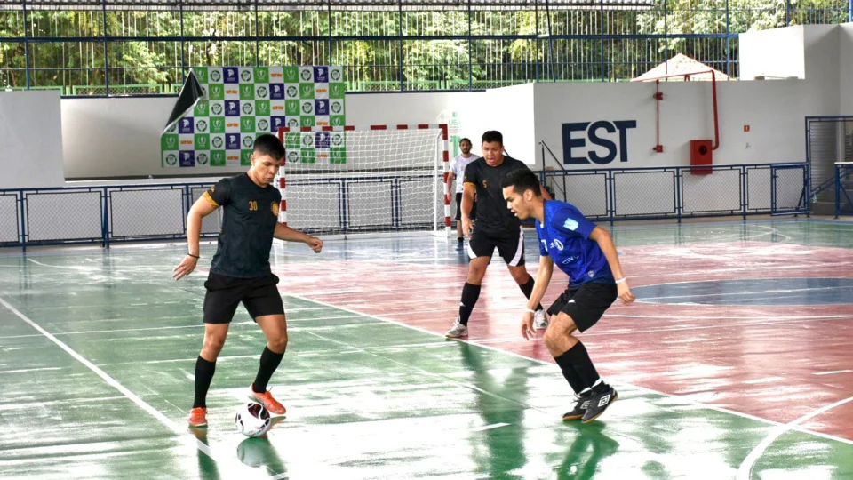 <em>Jogos de futsal movimentam o JuniUEA</em>