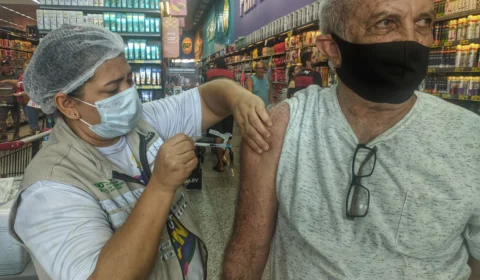 <em>Amazonas emite boletim de Covid-19 e vacinação neste domingo</em>