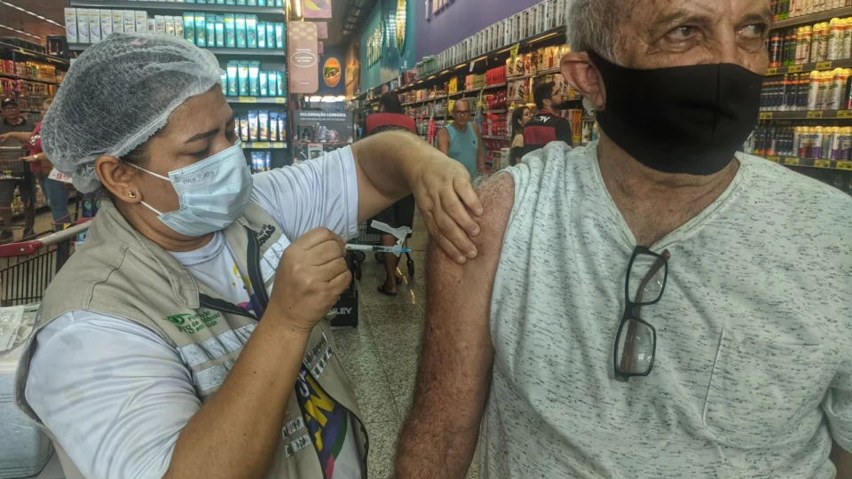 <em>Amazonas emite boletim de Covid-19 e vacinação neste domingo</em>