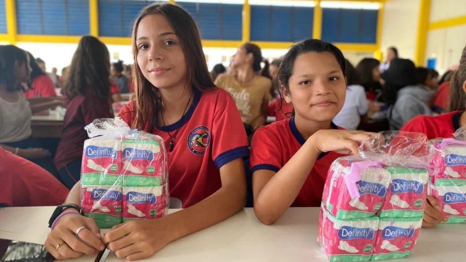 <em>Programa Dignidade Menstrual: Mais de 9 mil pacotes de absorventes são entregues a meninas em vulnerabilidade</em>