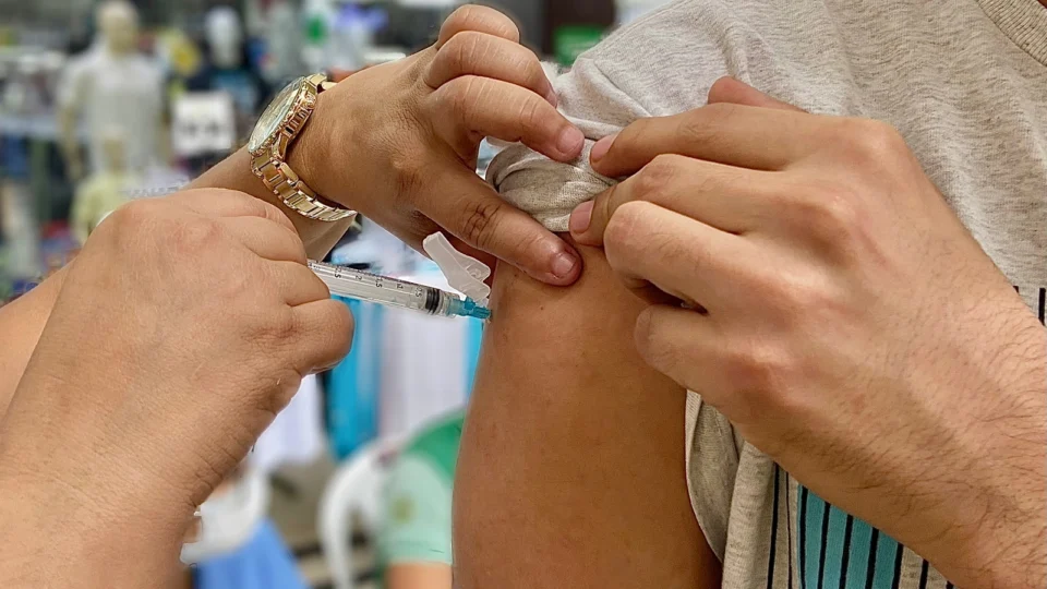 Covid-19: Saúde do Amazonas apresenta painel semanal e de vacinação nesta quarta-feira