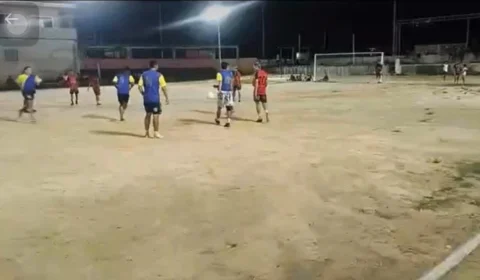 Vídeo mostra momento em que criminosos realizam intenso tiroteio em campo de futebol no Jorge Teixeira