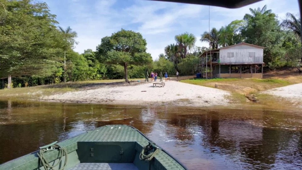 Pés humanos são encontrados em comunidade no Rio Negro