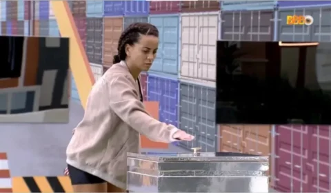 Domitila aperta botão e indica Fred ao Quarto Branco