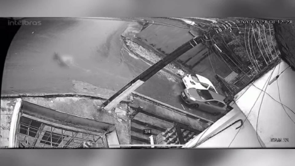 Vídeo mostra criança sendo atropelada no bairro Jorge Teixeira e motorista fugindo