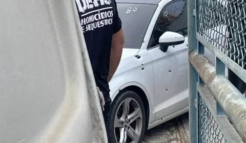 VÍDEO: Homem morre ao ter carro crivado de balas na zona oeste