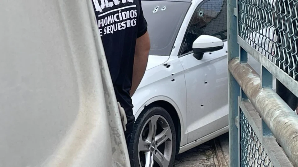 VÍDEO: Homem morre ao ter carro crivado de balas na zona oeste