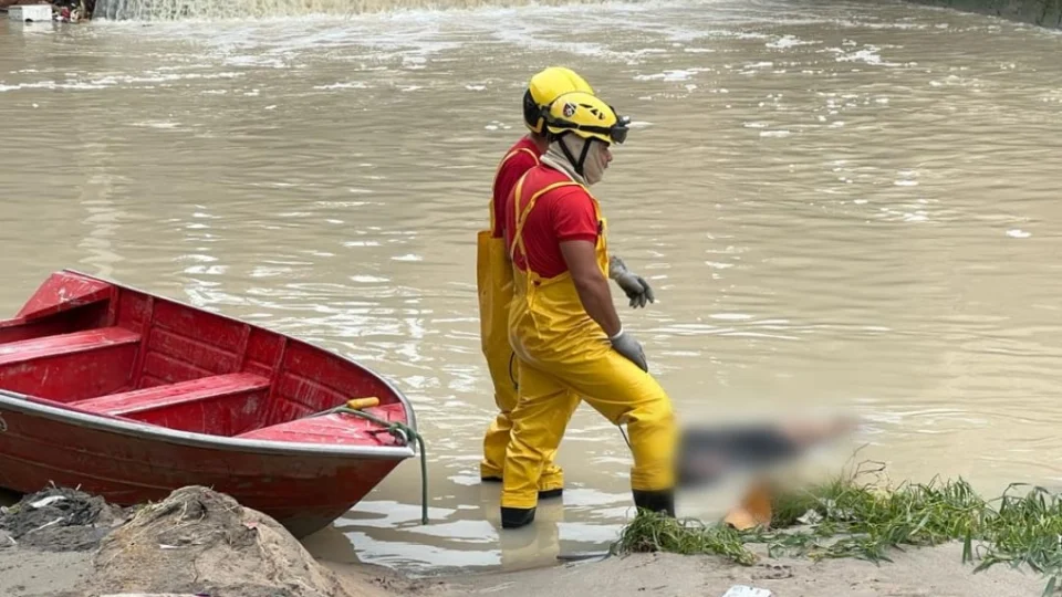 VÍDEO: Corpo é encontrado amarrado e com perfurações em igarapé na zona leste