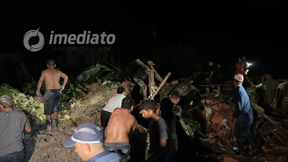 TRAGÉDIA: Barranco desaba, atinge várias casas e deixa pessoas soterradas e mortos; crianças estão entre as vítimas