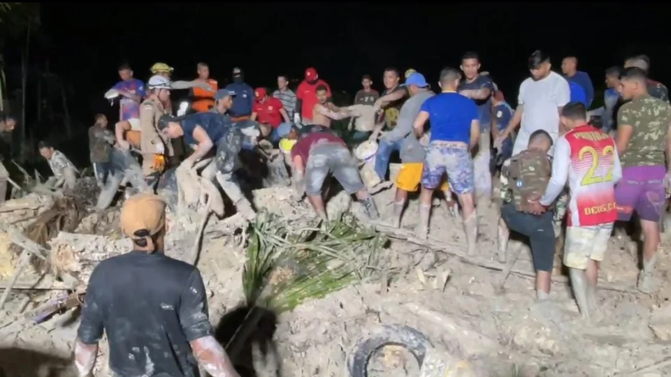 TRAGÉDIA: número de mortos em deslizamento de barranco no Jorge Teixeira sobe para oito