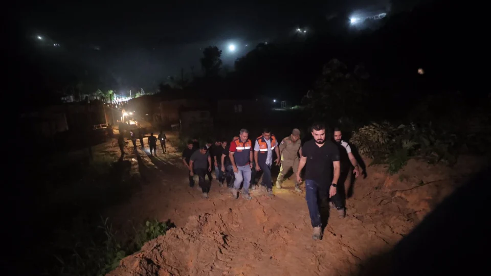 Governador Wilson Lima acompanha trabalho de resgate após deslizamento no Jorge Teixeira