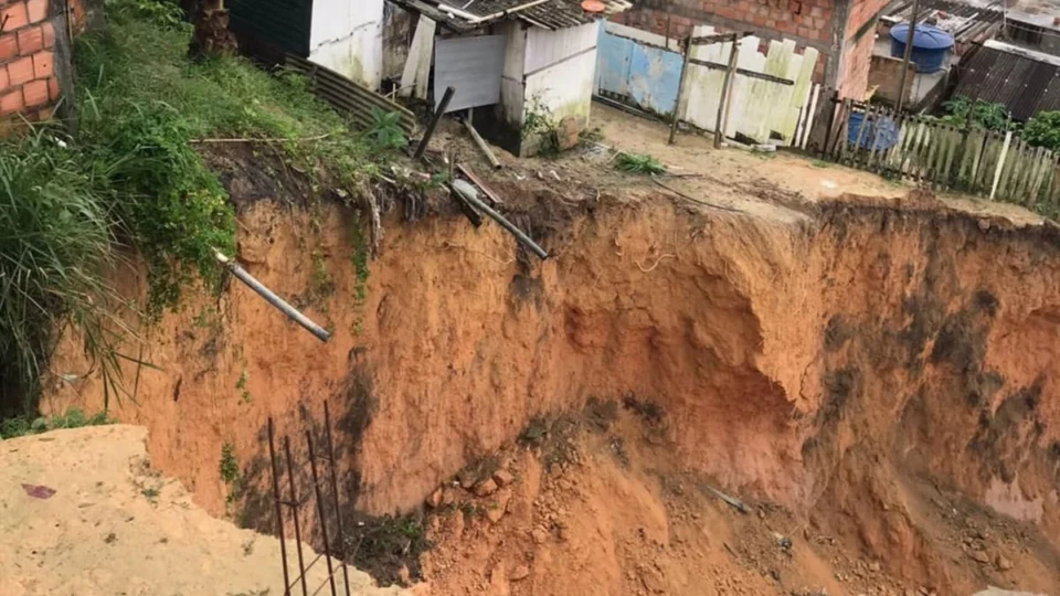 Força-tarefa é realizada para minimizar impactos causados por desbarrancamento no Monte das Oliveiras