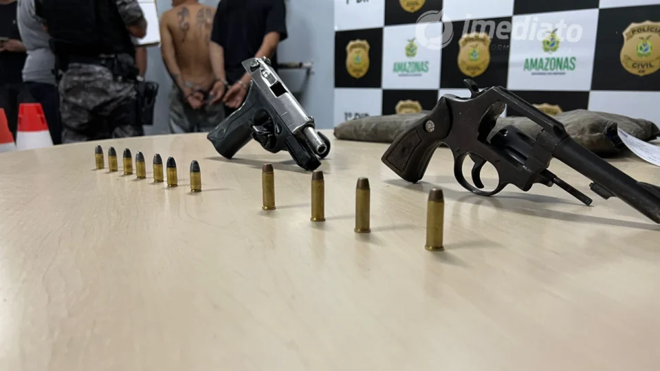 Dupla é presa com armas no bairro da União