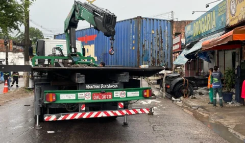 VÍDEO: Carreta que invadiu drogaria é retirada de local do acidente