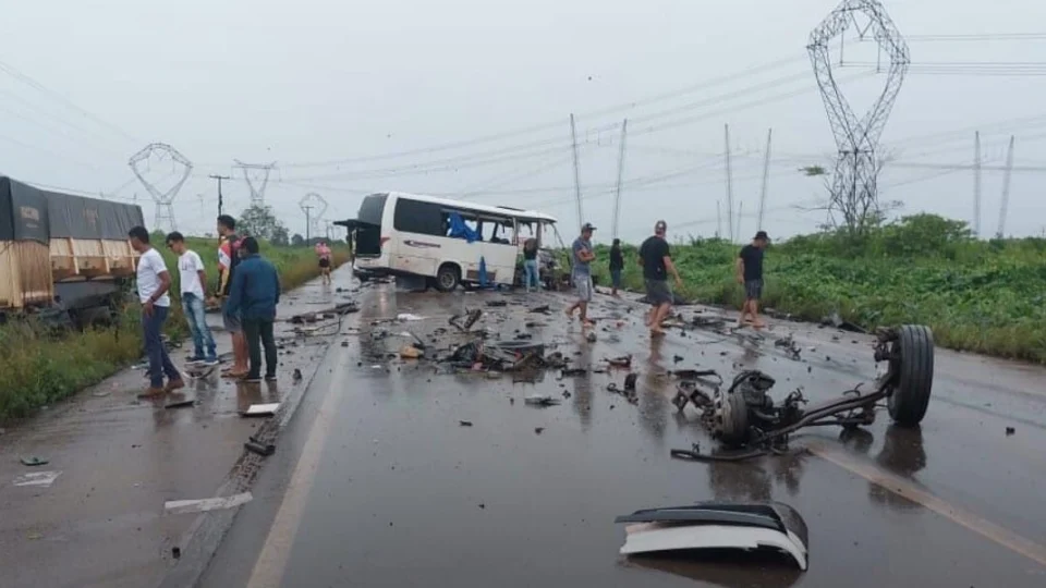 VÍDEOS: Acidente em rodovia deixa 12 mortos no Pará