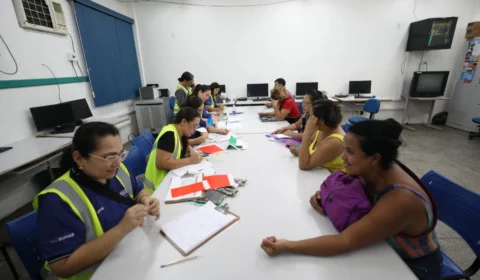 Moradores das comunidades da Sharp e Manaus 2000 recebem bolsa no valor de R$ 550 na segunda
