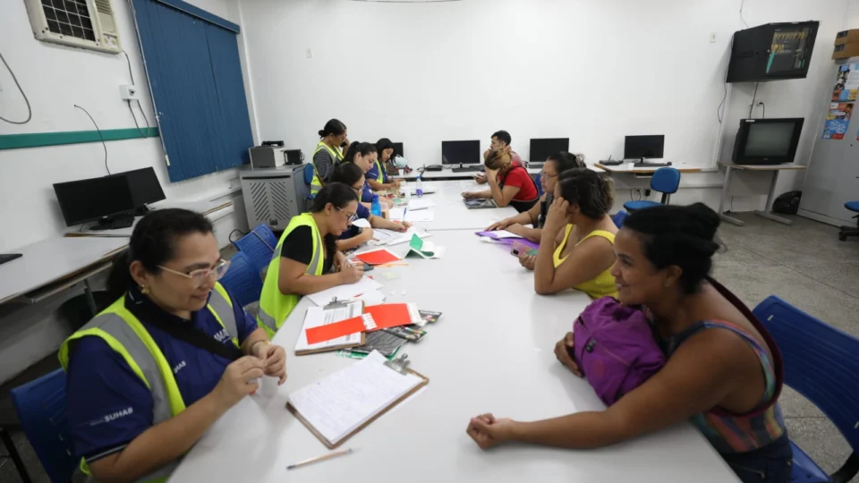 Moradores das comunidades da Sharp e Manaus 2000 recebem bolsa no valor de R$ 550 na segunda