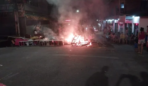 Famílias que perderam tudo com forte chuva fazem manifestação no Armando Mendes