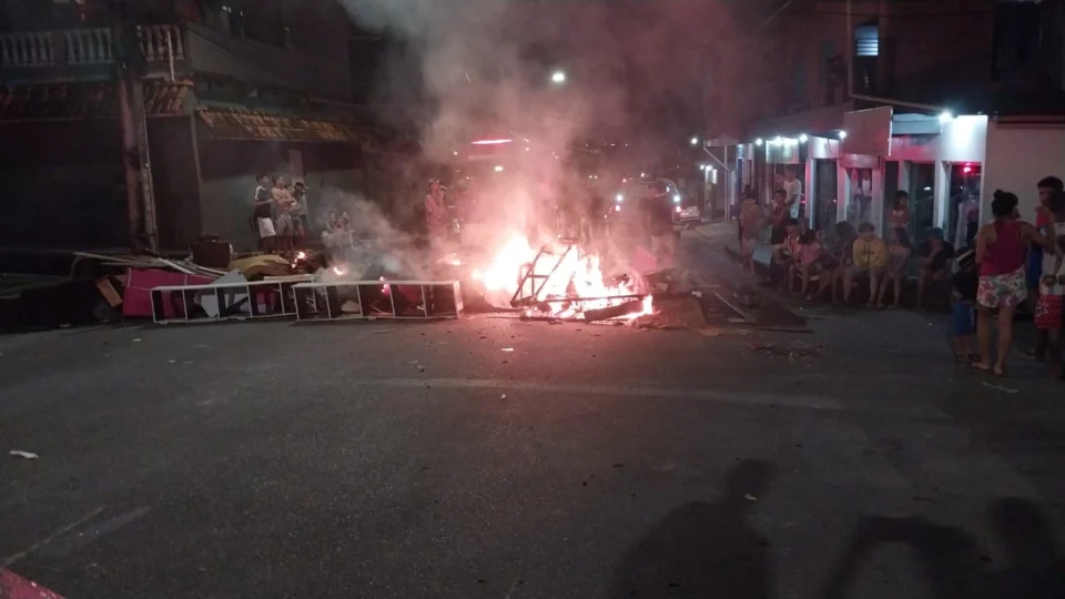 Famílias que perderam tudo com forte chuva fazem manifestação no Armando Mendes