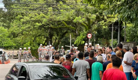 População realiza manifestação contra instalação de novos medidores no bairro Eldorado