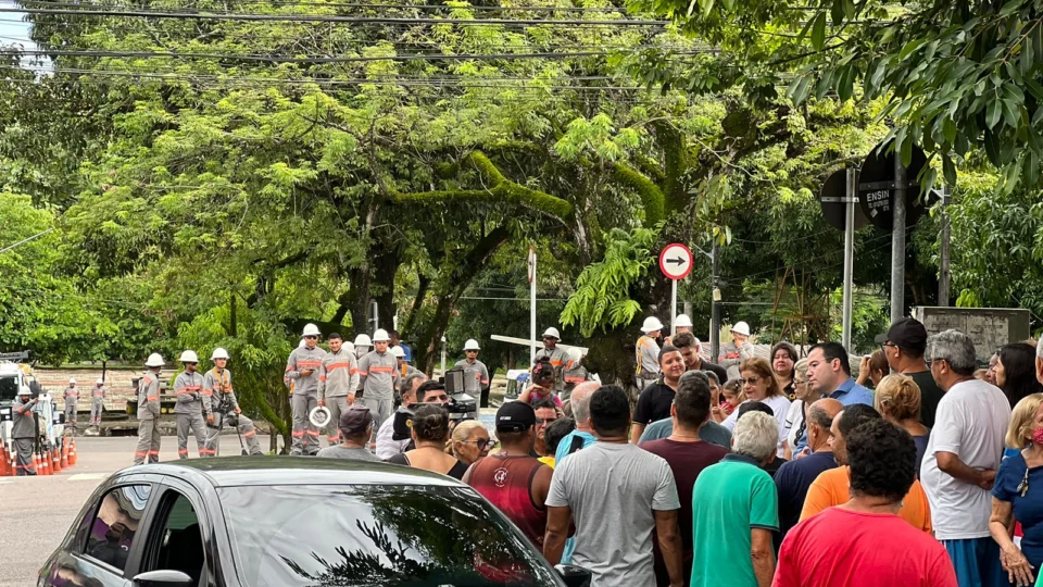 População realiza manifestação contra instalação de novos medidores no bairro Eldorado