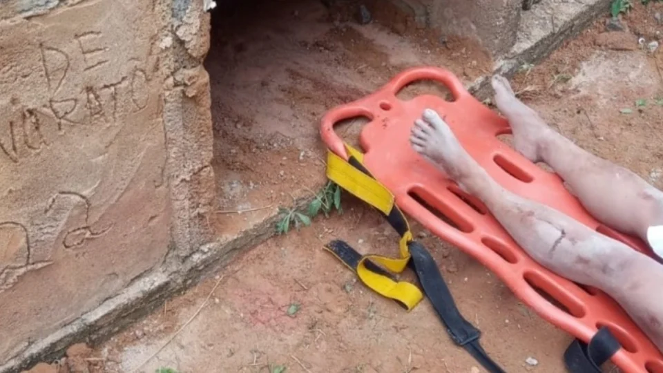 VÍDEO: Mulher enterrada viva é resgatada após passar 10 horas em túmulo