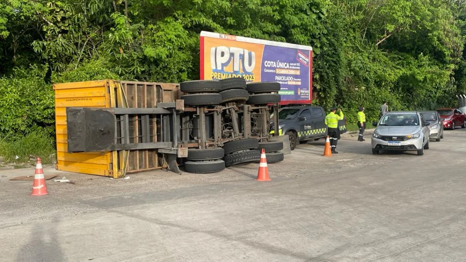Carreta com trigo tomba na Bola da Suframa e pneus carecas ficam à mostra