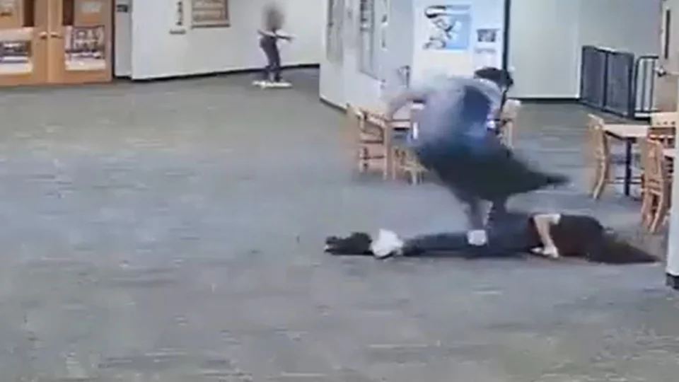 VÍDEO: Aluno espanca professora após ter videogame confiscado