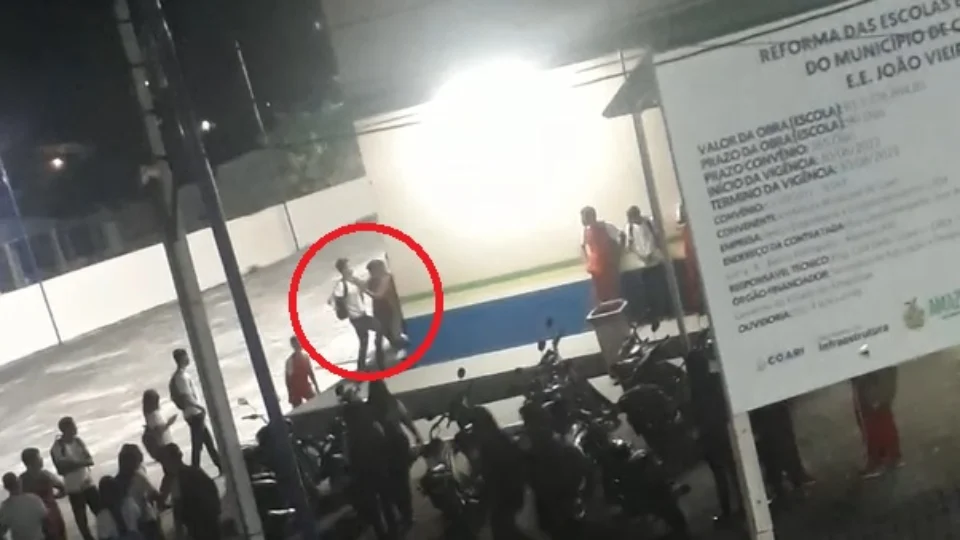 VÍDEO: Aluno é baleado durante briga em escola de Coari