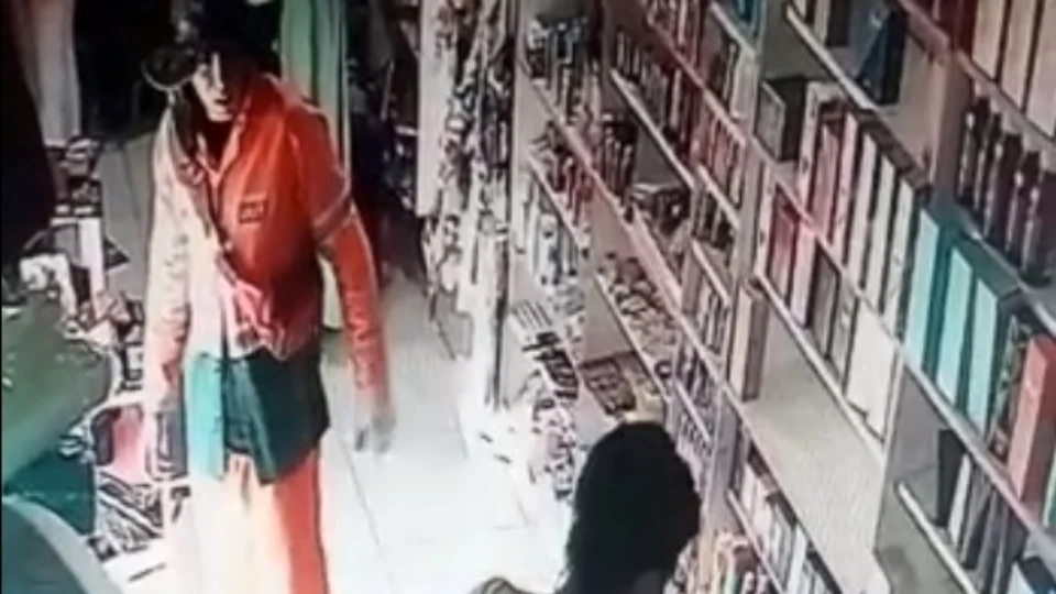 VÍDEOS: Suspeito vestido de agente de limpeza pública assalta loja na zona Oeste