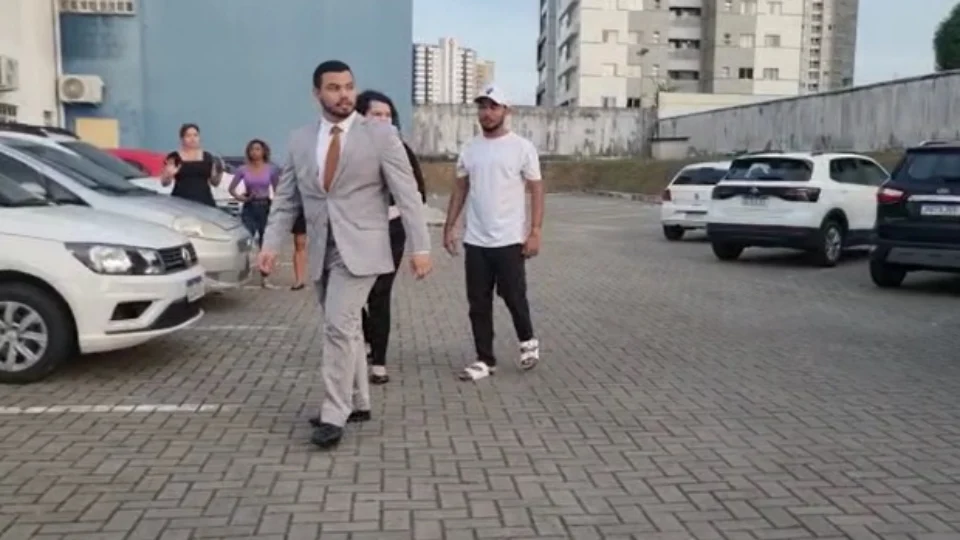 Suspeito de estuprar criança em provador se apresenta em delegacia e se declara inocente