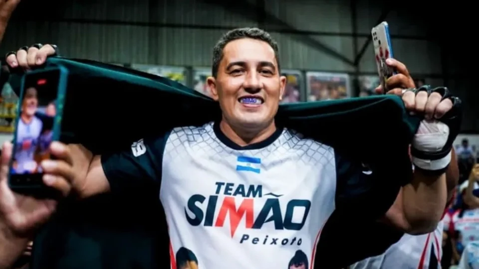 Veja Vídeo: Apoiadores de prefeito vão a frente da casa de vereadora que fez denúncia sobre agressão e soltam fogos