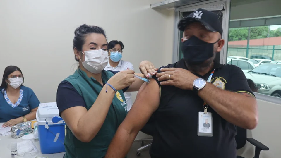 Vacinação contra a Influenza é ofertada para servidores da educação em Manaus 