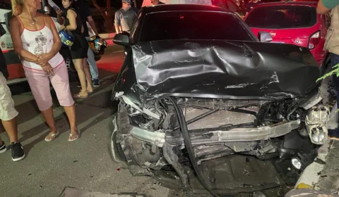 Jovem morre e homem fica gravemente ferido após acidente entre dois carros na Avenida Getúlio Vargas