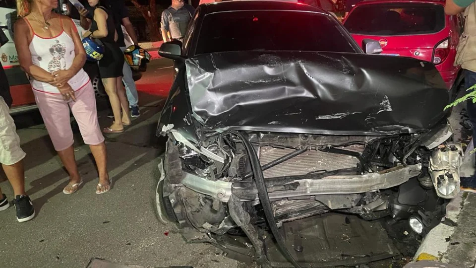 Jovem morre e homem fica gravemente ferido após acidente entre dois carros na Avenida Getúlio Vargas