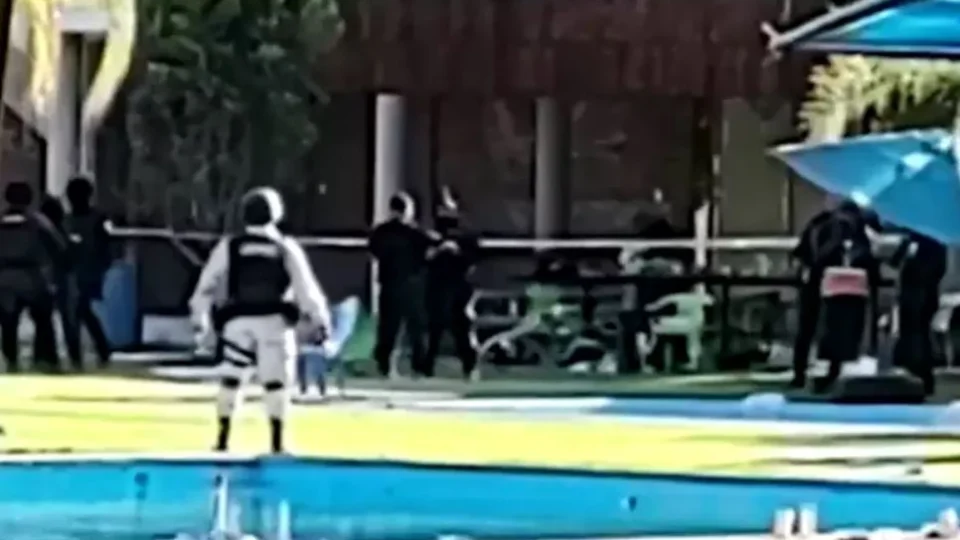 VÍDEO: Atiradores invadem resort e matam uma criança e outras seis pessoas, no México