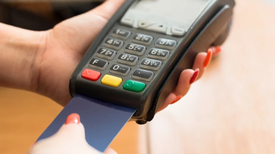 Procon-AM alerta consumidores para o golpe do cartão trocado