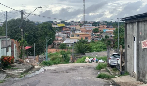Homem leva três tiros na cabeça após ser arrastado na rua por criminosos; vídeo